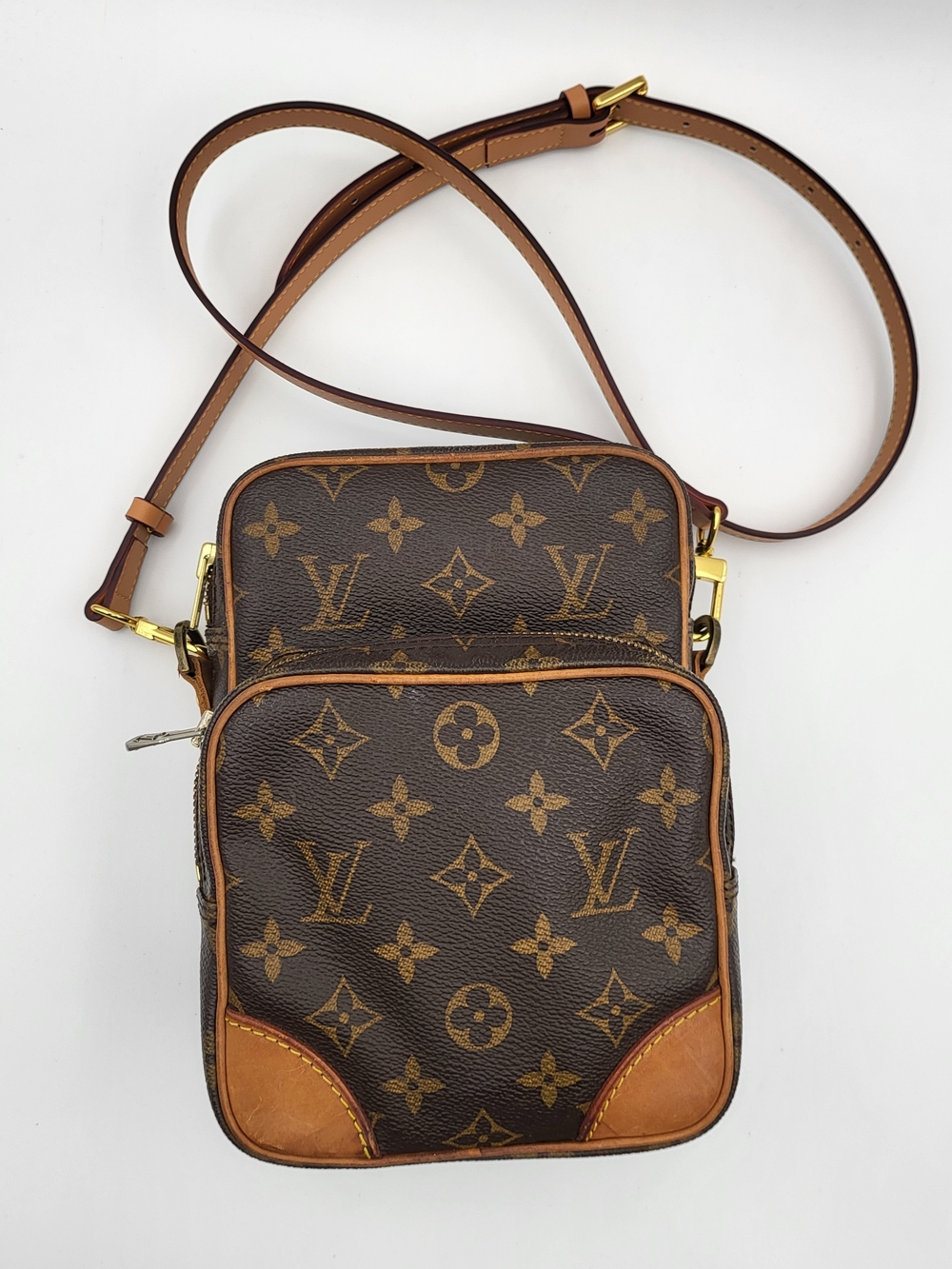 LOUIS VUITTON Monogram Canvas Amazone MM Crossbody Bag..authentic..